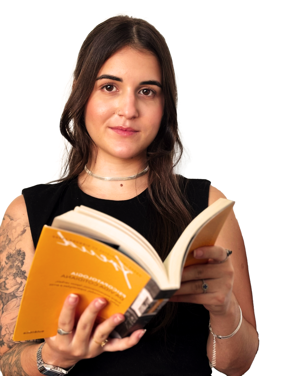 Duda Delziovo, psicóloga e psicanalista, segurando um livro